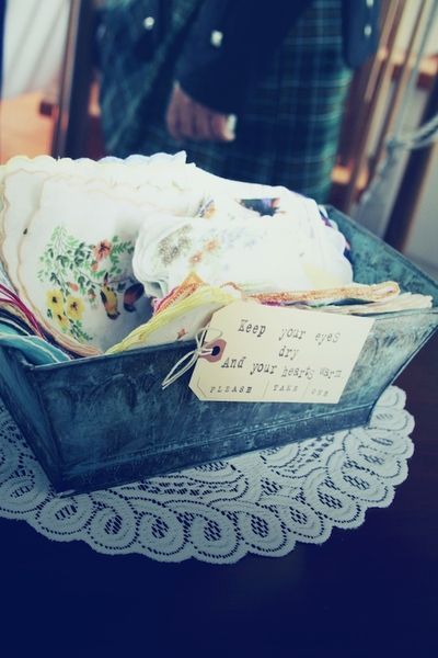 Essential Items for Girls: Adorable Handkerchief Decoration Ideas for Weddingsにて紹介している画像