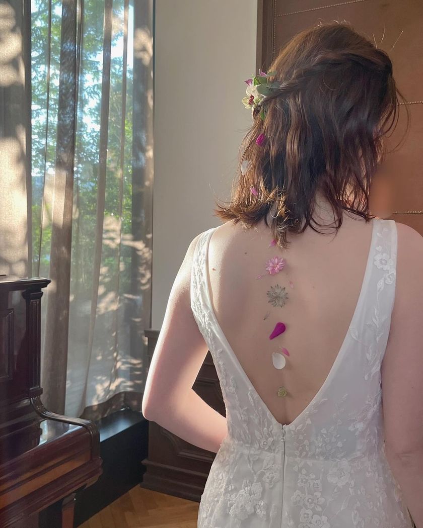 Adorning with Flowers 🌸 A Special Feature on Brides who Recently Opted for Popular 【Body Flowers】 🌼にて紹介している画像