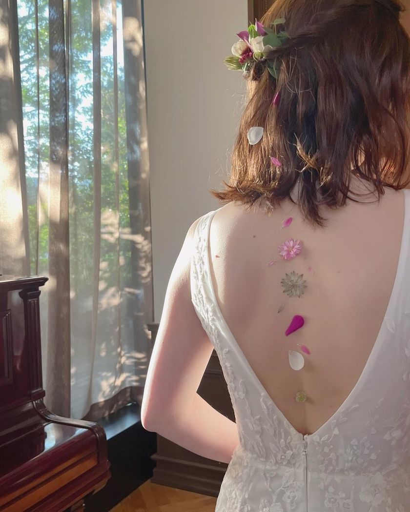 Adorning with Flowers 🌸 A Special Feature on Brides who Recently Opted for Popular 【Body Flowers】 🌼にて紹介している画像