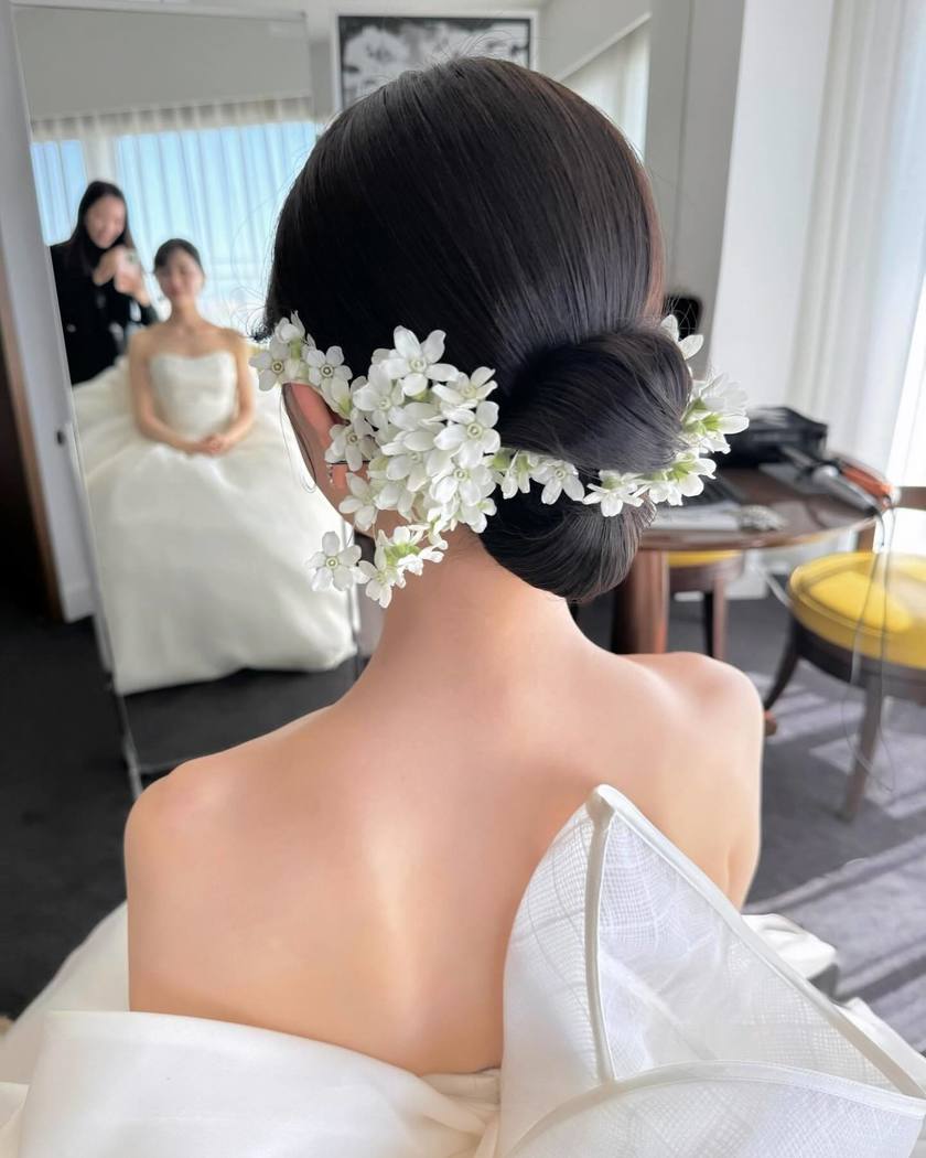The charm of creating something unique on the spot ♡ A glamorous and fragrant "Fresh Flower Bridal Hair Arrangement" 🌼にて紹介している画像