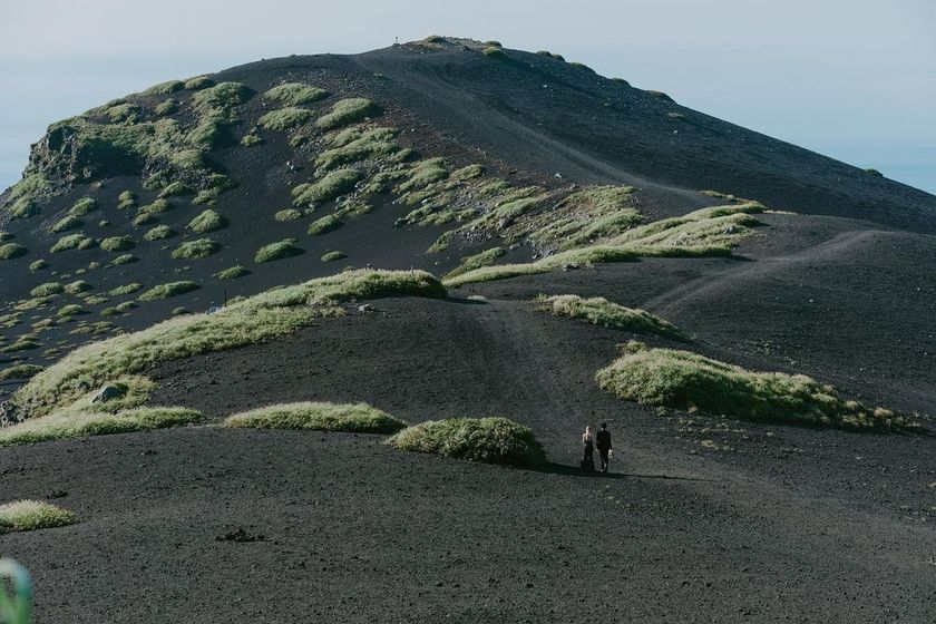 The only place in Japan referred to as a "desert"! Location photos taken at the "Ura Desert" located in Izu Oshima, Tokyo.にて紹介している画像