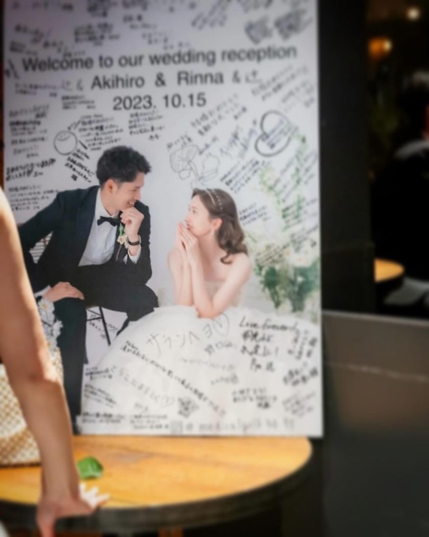 Treasure it 🫶🏻 An idea to have guests write a "message" on the welcome board used at the wedding reception during the after-party 🖋️にて紹介している画像