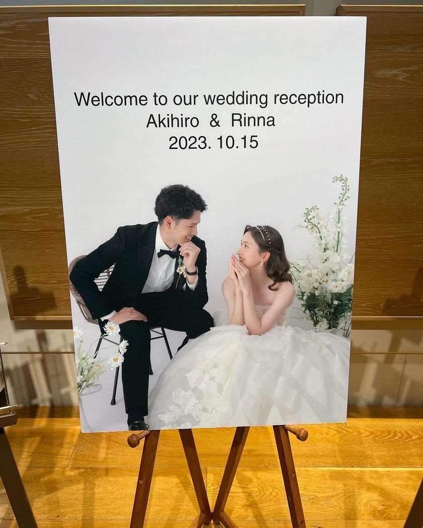 Treasure it 🫶🏻 An idea to have guests write a "message" on the welcome board used at the wedding reception during the after-party 🖋️にて紹介している画像
