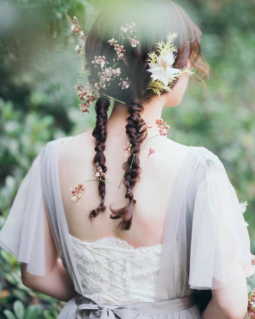 今っぽくて華やか🩷🩵ツインポニー×お花の可愛いブライダルヘア特集🪄にて紹介している画像