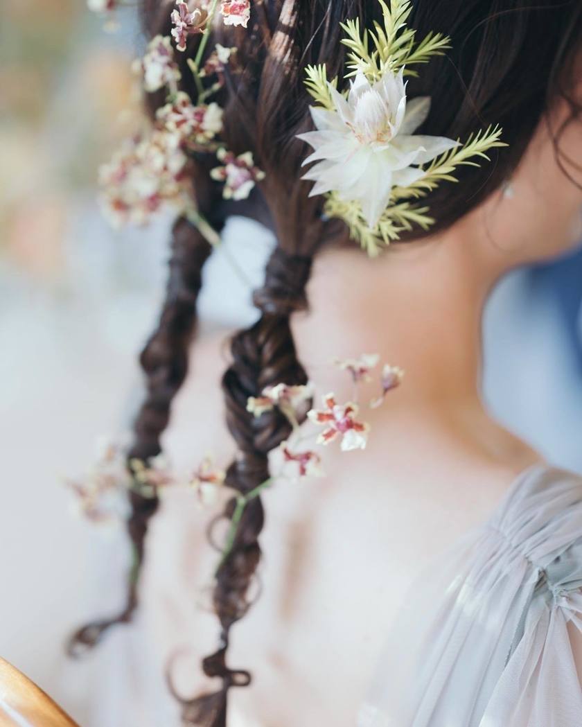 今っぽくて華やか🩷🩵ツインポニー×お花の可愛いブライダルヘア特集🪄にて紹介している画像