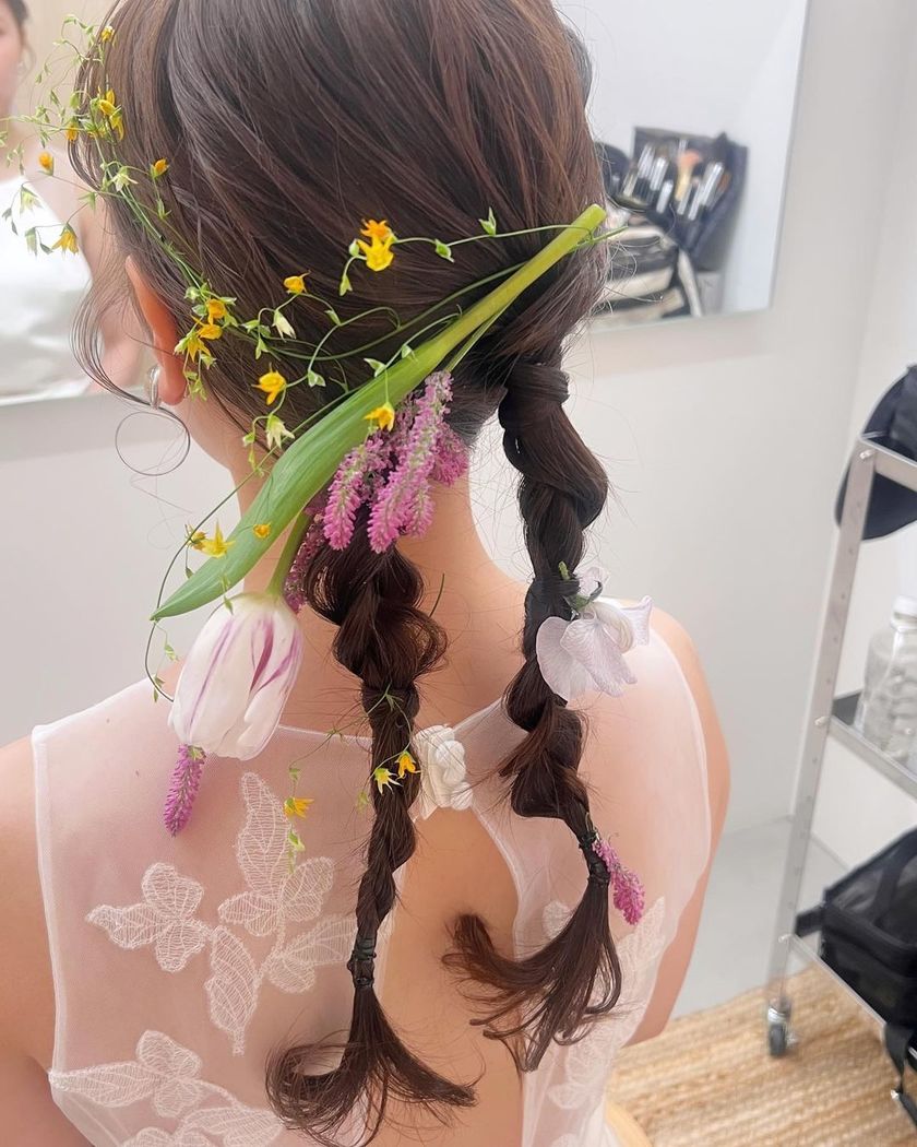 今っぽくて華やか🩷🩵ツインポニー×お花の可愛いブライダルヘア特集🪄にて紹介している画像