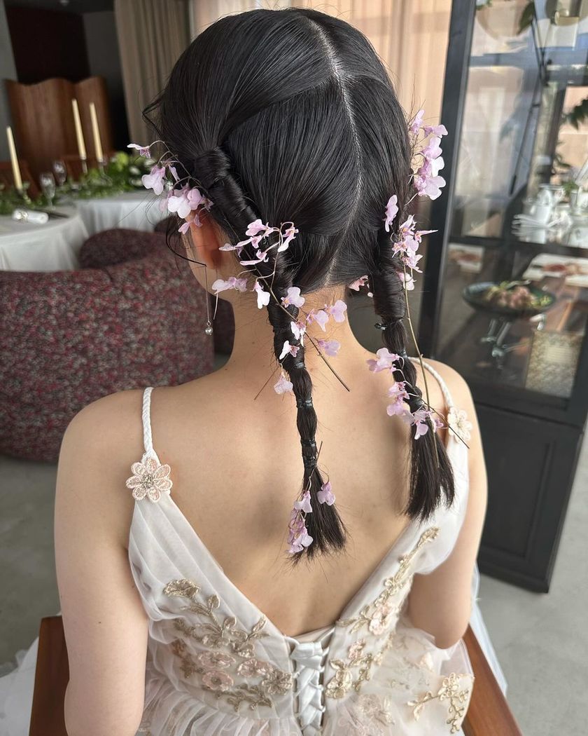 今っぽくて華やか🩷🩵ツインポニー×お花の可愛いブライダルヘア特集🪄にて紹介している画像