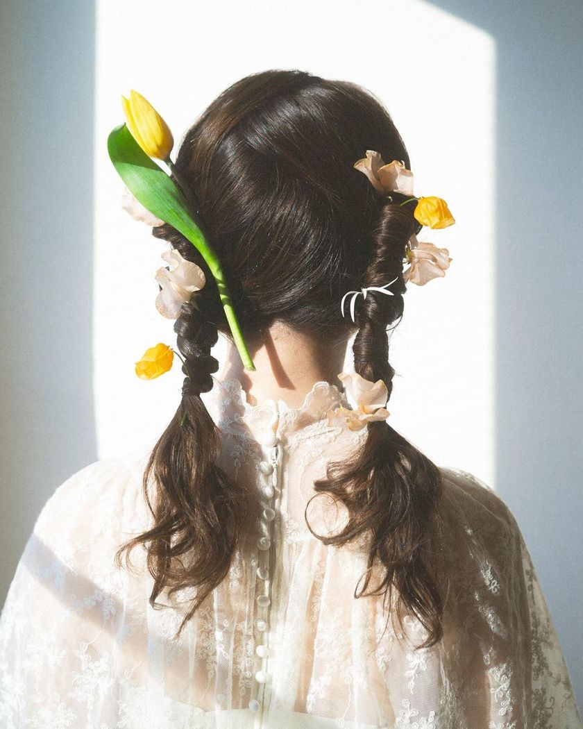 今っぽくて華やか🩷🩵ツインポニー×お花の可愛いブライダルヘア特集🪄にて紹介している画像