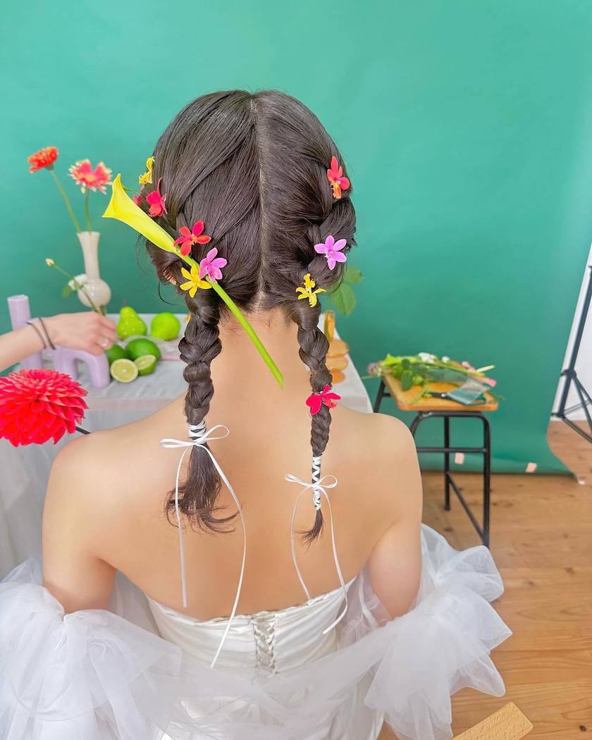 今っぽくて華やか🩷🩵ツインポニー×お花の可愛いブライダルヘア特集🪄にて紹介している画像