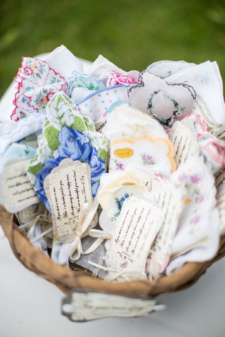 Essential Items for Girls: Adorable Handkerchief Decoration Ideas for Weddingsにて紹介している画像