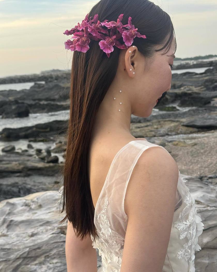 Where would you like to apply it? A collection of "Body Pearl" arrangements using pearls on the back, shoulders, and décolletage.にて紹介している画像