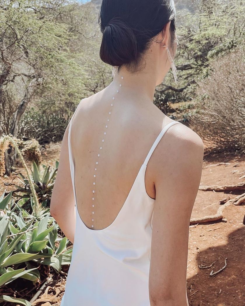 Where would you like to apply it? A collection of "Body Pearl" arrangements using pearls on the back, shoulders, and décolletage.にて紹介している画像