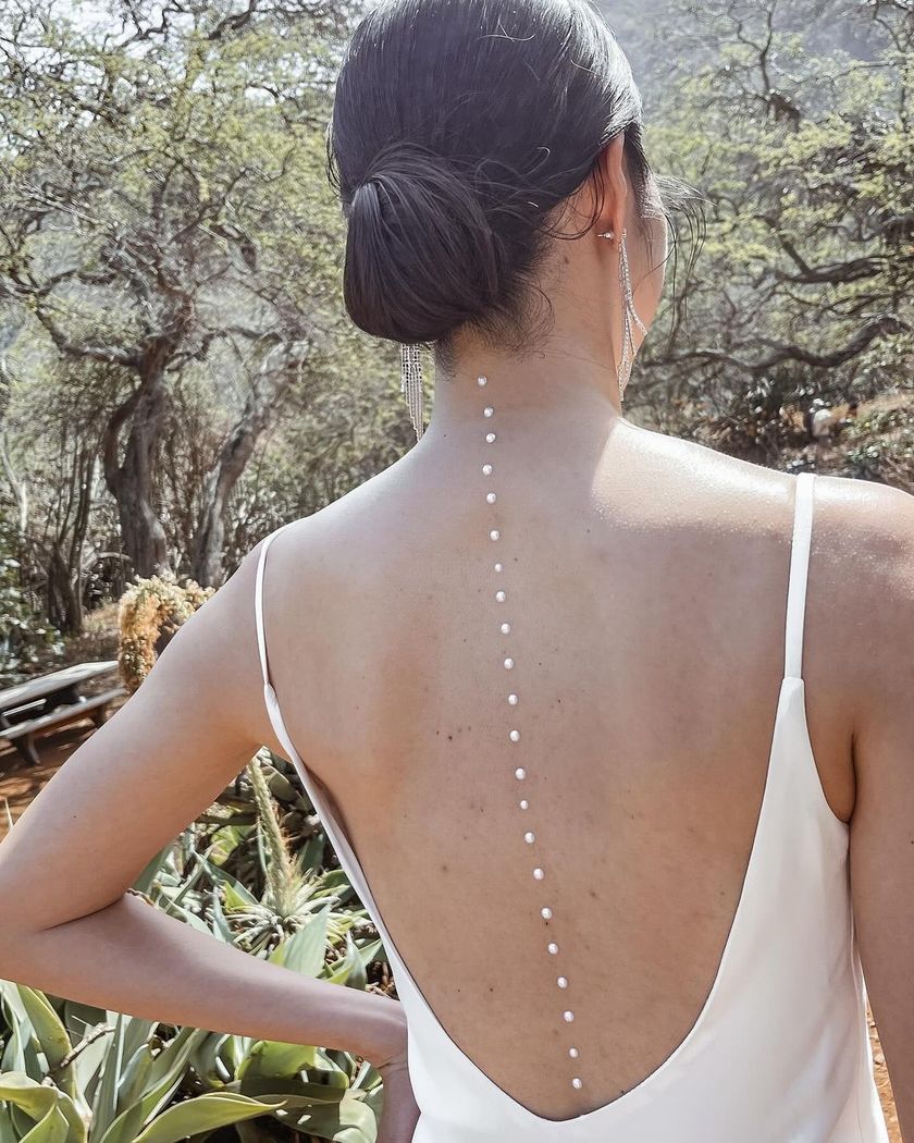 Where would you like to apply it? A collection of "Body Pearl" arrangements using pearls on the back, shoulders, and décolletage.にて紹介している画像