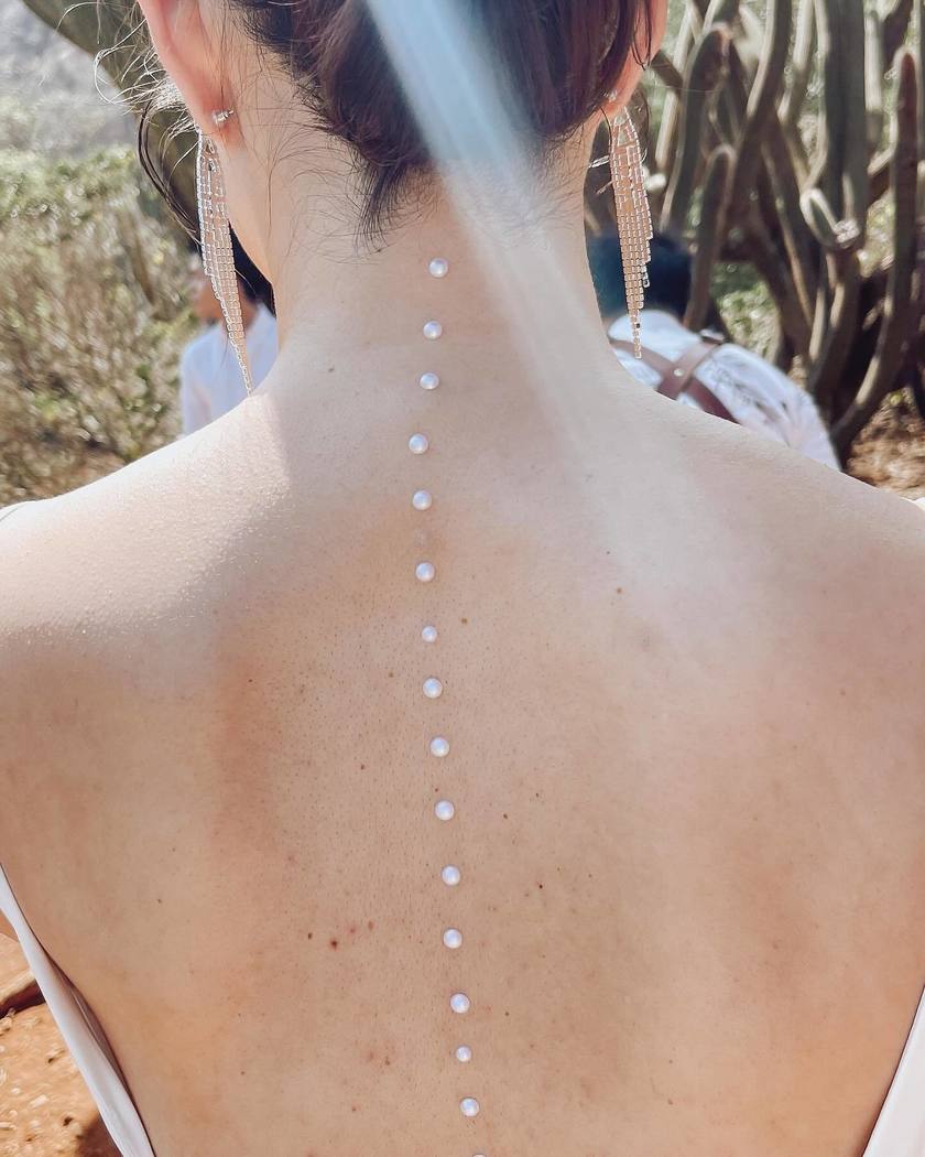 Where would you like to apply it? A collection of "Body Pearl" arrangements using pearls on the back, shoulders, and décolletage.にて紹介している画像