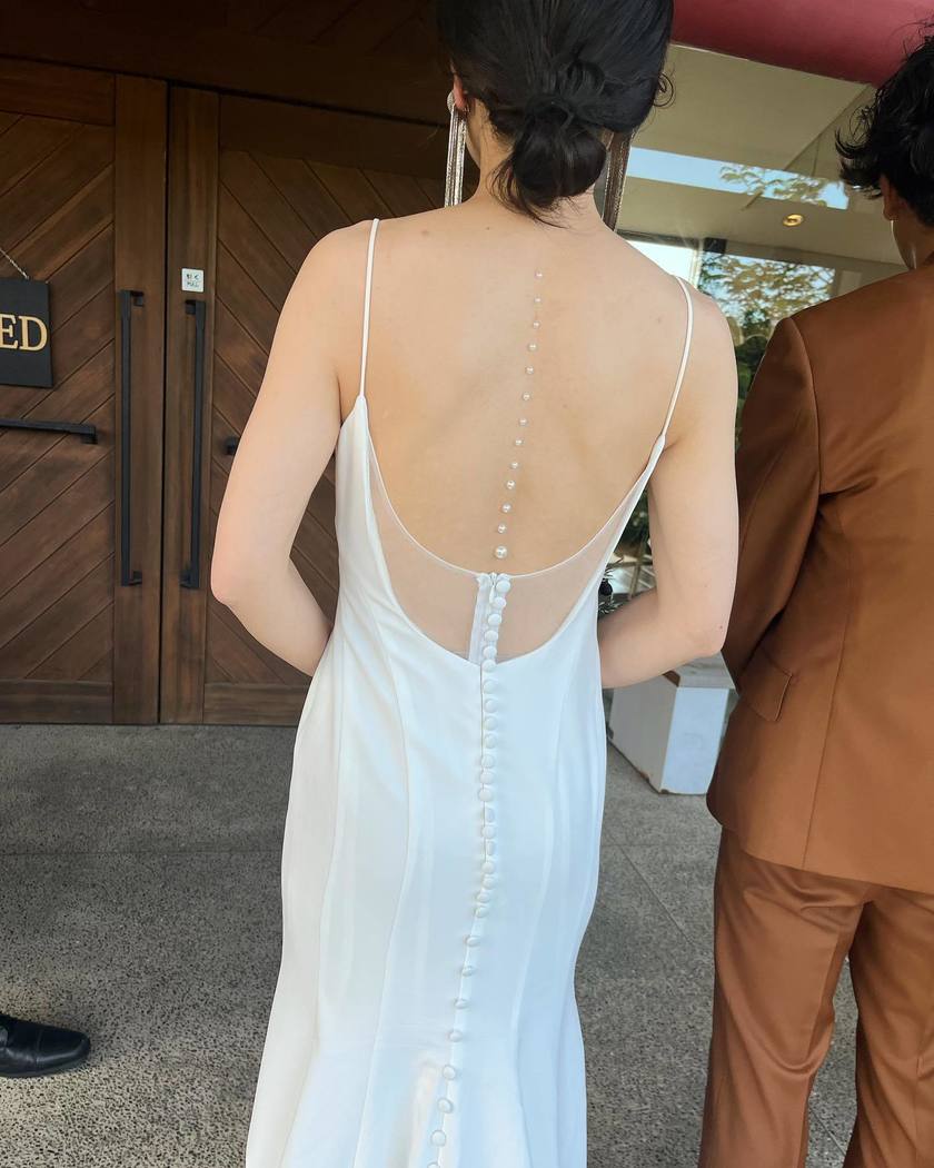 Where would you like to apply it? A collection of "Body Pearl" arrangements using pearls on the back, shoulders, and décolletage.にて紹介している画像