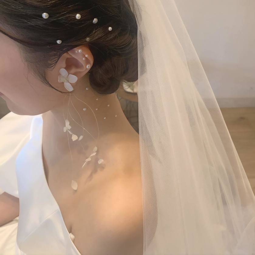 Where would you like to apply it? A collection of "Body Pearl" arrangements using pearls on the back, shoulders, and décolletage.にて紹介している画像