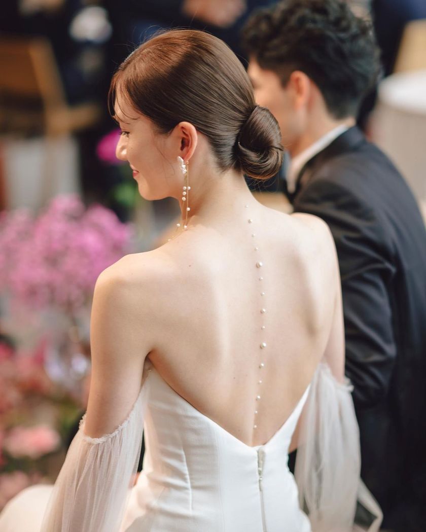 Where would you like to apply it? A collection of "Body Pearl" arrangements using pearls on the back, shoulders, and décolletage.にて紹介している画像
