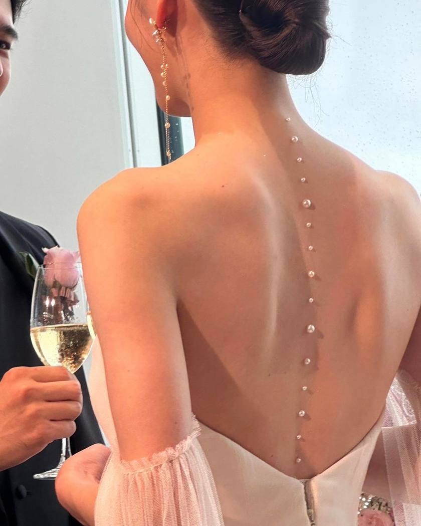 Where would you like to apply it? A collection of "Body Pearl" arrangements using pearls on the back, shoulders, and décolletage.にて紹介している画像
