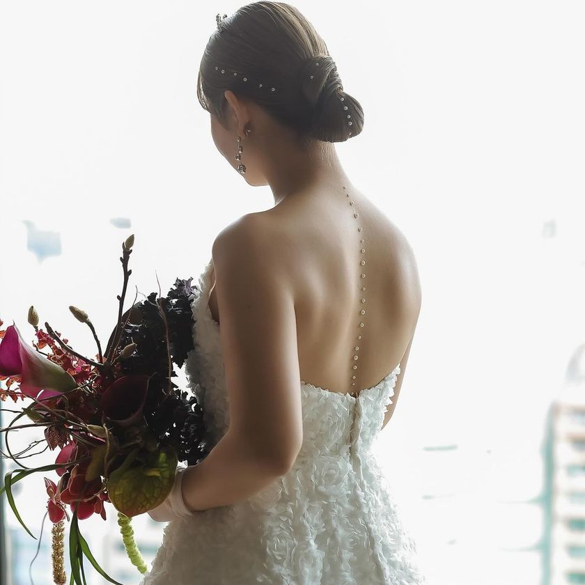 Where would you like to apply it? A collection of "Body Pearl" arrangements using pearls on the back, shoulders, and décolletage.にて紹介している画像
