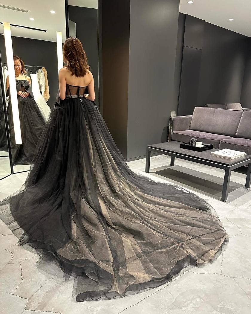 Skin is visible......😲🎀 Vera Wang's 【HEAMIA】 is shockingly cute and sexy 🖤にて紹介している画像