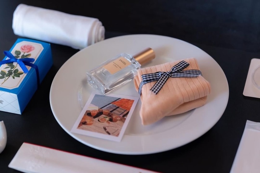 Display all the gifts on one plate 🍽️ The idea of the "gift plate" is fresh and innovative 👏🏻にて紹介している画像