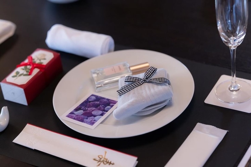 Display all the gifts on one plate 🍽️ The idea of the "gift plate" is fresh and innovative 👏🏻にて紹介している画像