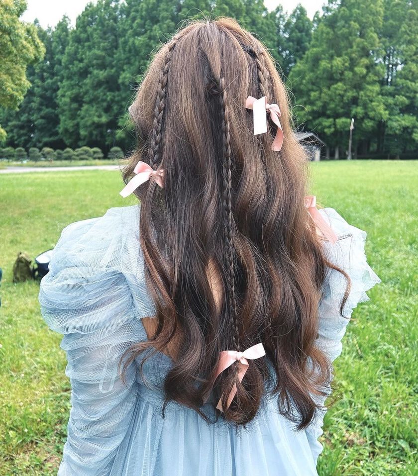 Like a K-Pop idol♡ Down hairstyle × braided ribbon hair arrangement🎀にて紹介している画像