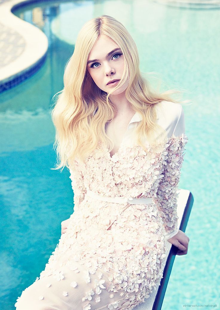 Translucent Beauty: Elle Fanning’s Dress Look is a Real-Life Princess!にて紹介している画像