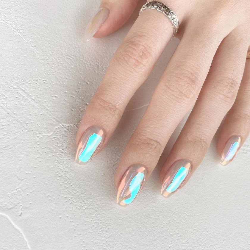 【2024年】キラキラ反射して綺麗♡夏だから真似したい「氷ネイル」デザイン集🧊💅にて紹介している画像