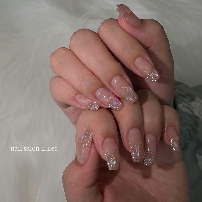 【2024年】キラキラ反射して綺麗♡夏だから真似したい「氷ネイル」デザイン集🧊💅にて紹介している画像