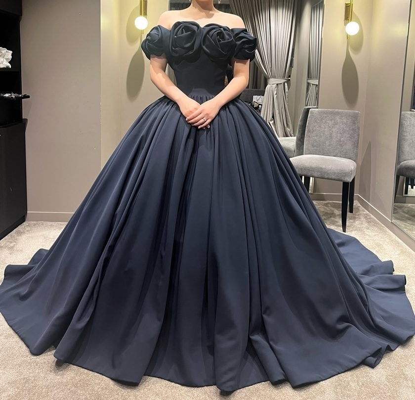Roses Off-Shoulder 🌹 A by Hatsuko Endo's new 2024 dress "Millie" is gaining attention ❤️💙🩷にて紹介している画像
