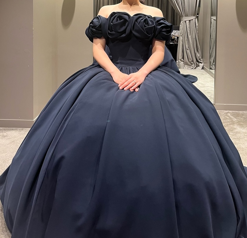 Roses Off-Shoulder 🌹 A by Hatsuko Endo's new 2024 dress "Millie" is gaining attention ❤️💙🩷にて紹介している画像