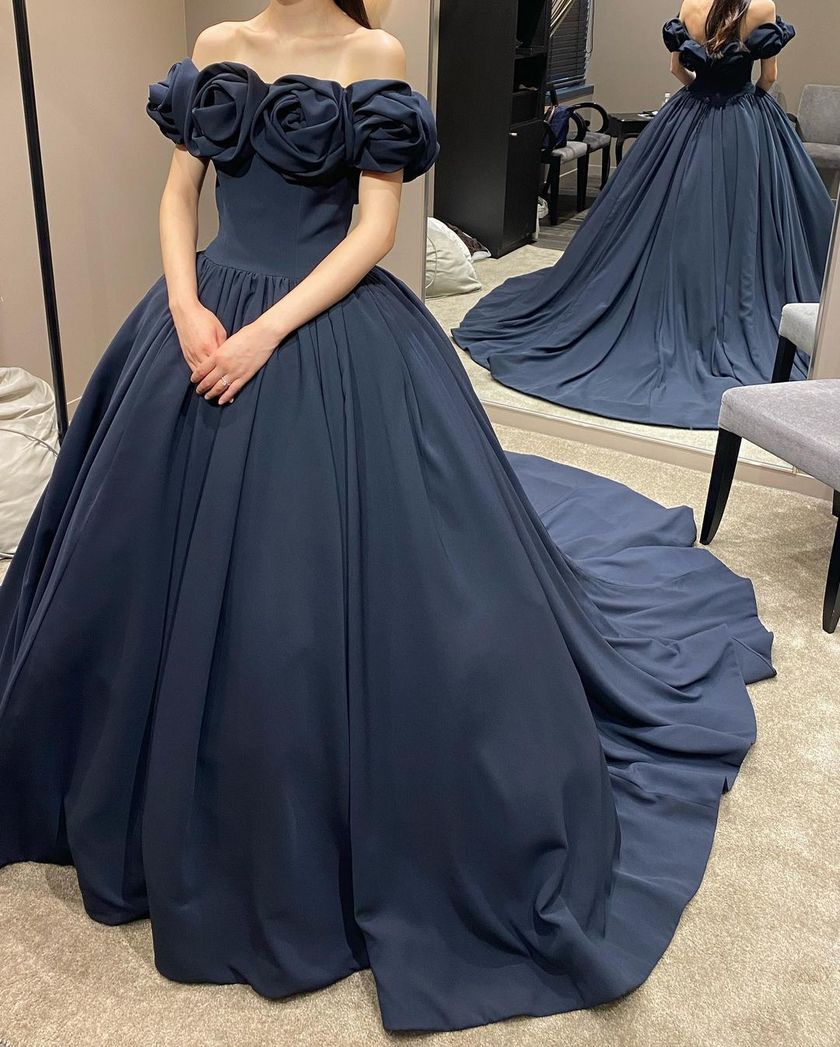Roses Off-Shoulder 🌹 A by Hatsuko Endo's new 2024 dress "Millie" is gaining attention ❤️💙🩷にて紹介している画像