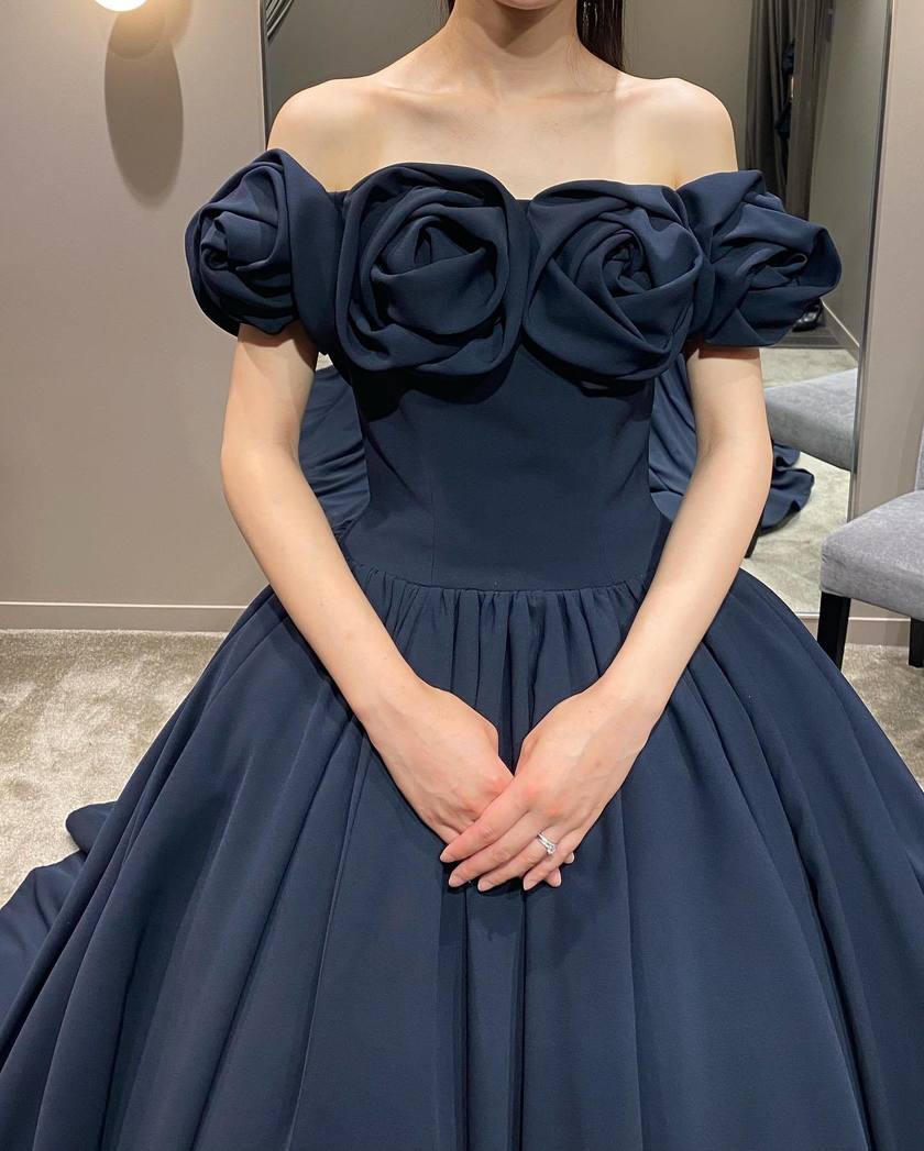 Roses Off-Shoulder 🌹 A by Hatsuko Endo's new 2024 dress "Millie" is gaining attention ❤️💙🩷にて紹介している画像