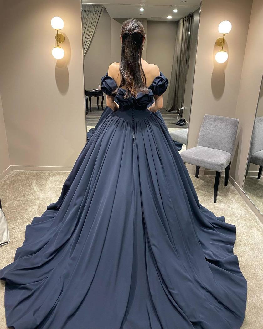 Roses Off-Shoulder 🌹 A by Hatsuko Endo's new 2024 dress "Millie" is gaining attention ❤️💙🩷にて紹介している画像