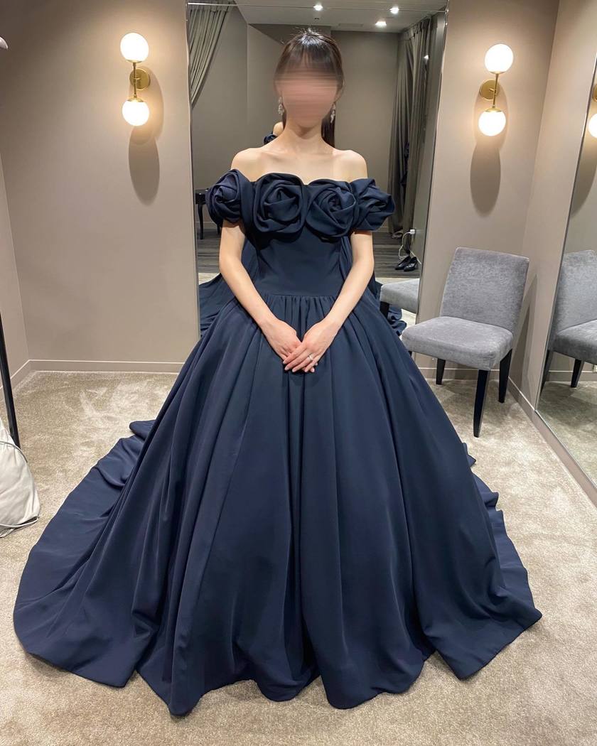 Roses Off-Shoulder 🌹 A by Hatsuko Endo's new 2024 dress "Millie" is gaining attention ❤️💙🩷にて紹介している画像