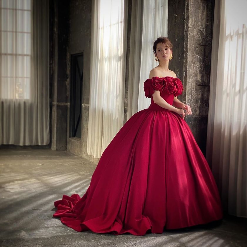 Roses Off-Shoulder 🌹 A by Hatsuko Endo's new 2024 dress "Millie" is gaining attention ❤️💙🩷にて紹介している画像