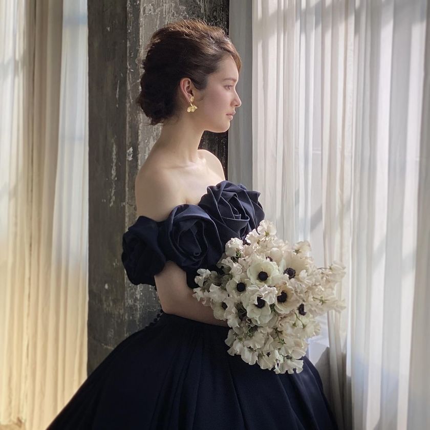 Roses Off-Shoulder 🌹 A by Hatsuko Endo's new 2024 dress "Millie" is gaining attention ❤️💙🩷にて紹介している画像