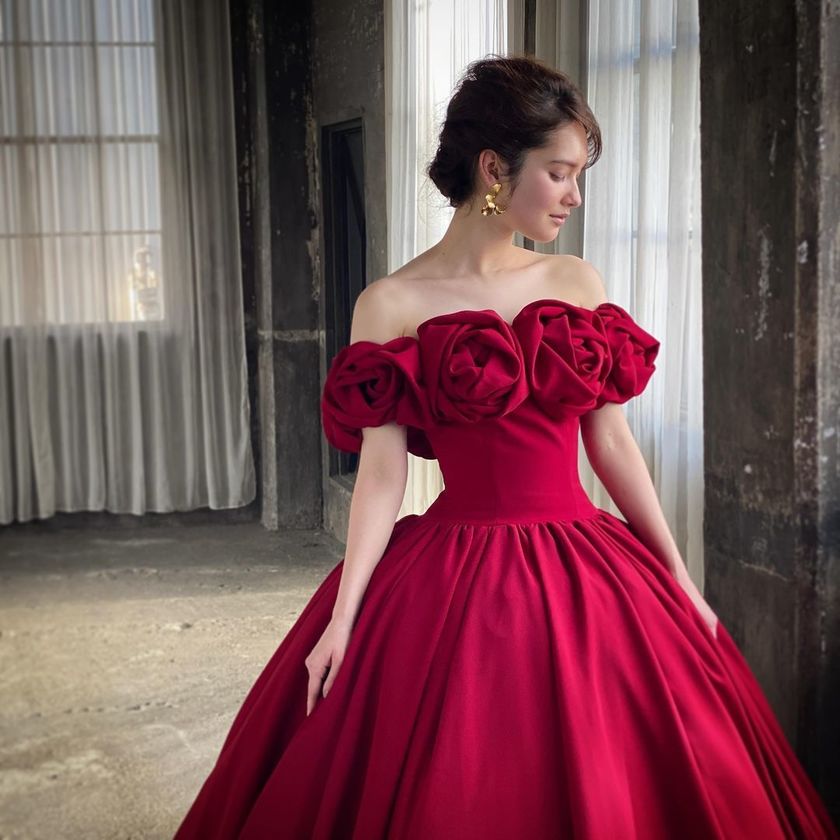 Roses Off-Shoulder 🌹 A by Hatsuko Endo's new 2024 dress "Millie" is gaining attention ❤️💙🩷にて紹介している画像
