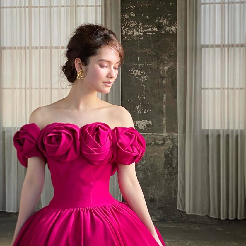 Roses Off-Shoulder 🌹 A by Hatsuko Endo's new 2024 dress "Millie" is gaining attention ❤️💙🩷にて紹介している画像