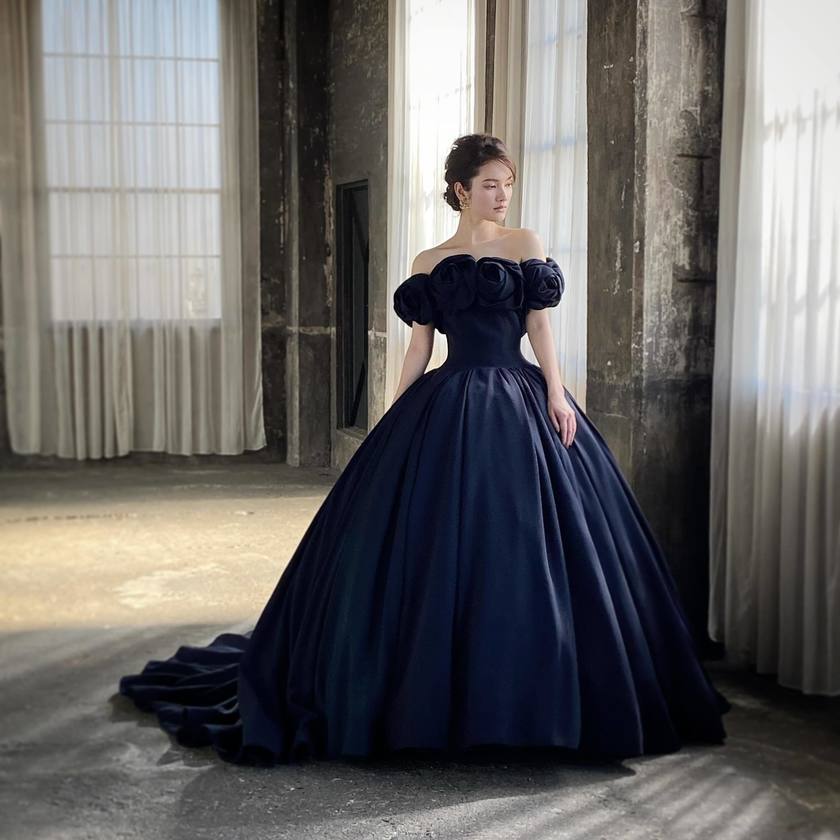 Roses Off-Shoulder 🌹 A by Hatsuko Endo's new 2024 dress "Millie" is gaining attention ❤️💙🩷にて紹介している画像