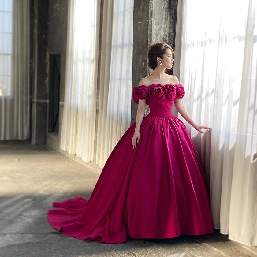 Roses Off-Shoulder 🌹 A by Hatsuko Endo's new 2024 dress "Millie" is gaining attention ❤️💙🩷にて紹介している画像