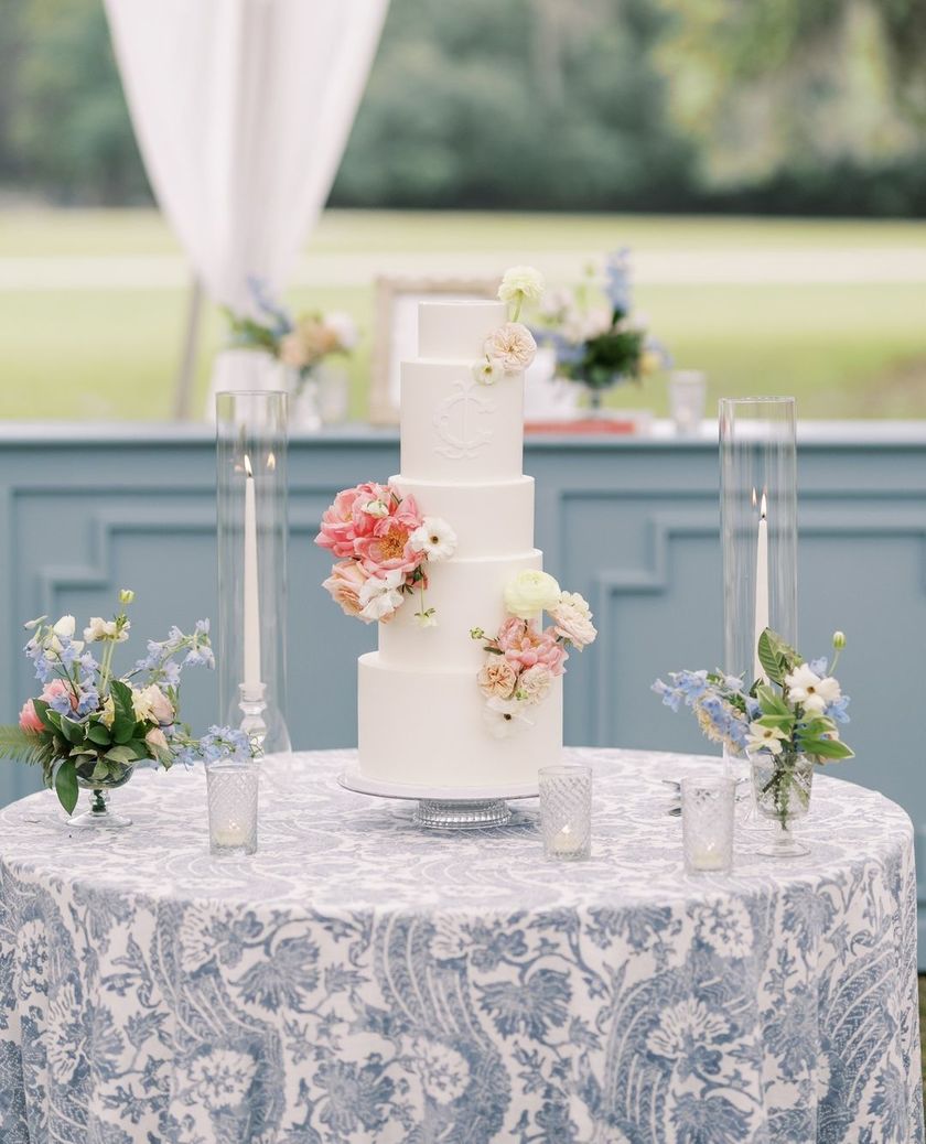 Don't let it go to waste! Bringing in a "tablecloth" for your wedding cake is cute and a great deal because you can use it for a lifetime! 🎂にて紹介している画像