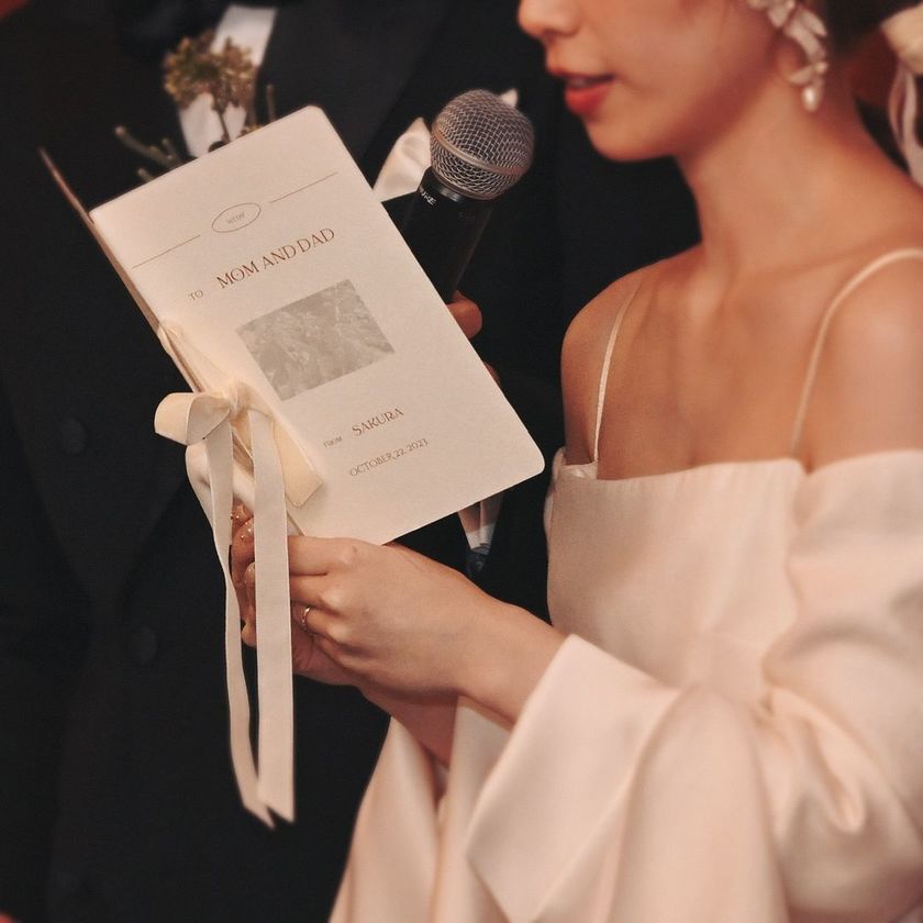 읽고 있는 모습도 귀여운♡ '신부의 편지'에 vow book 같은 대지를 붙이는 아이디어💌にて紹介している画像