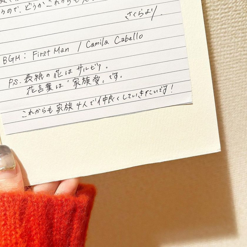 읽고 있는 모습도 귀여운♡ '신부의 편지'에 vow book 같은 대지를 붙이는 아이디어💌にて紹介している画像