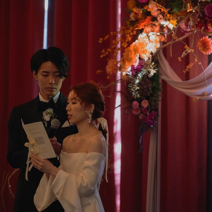 읽고 있는 모습도 귀여운♡ '신부의 편지'에 vow book 같은 대지를 붙이는 아이디어💌にて紹介している画像