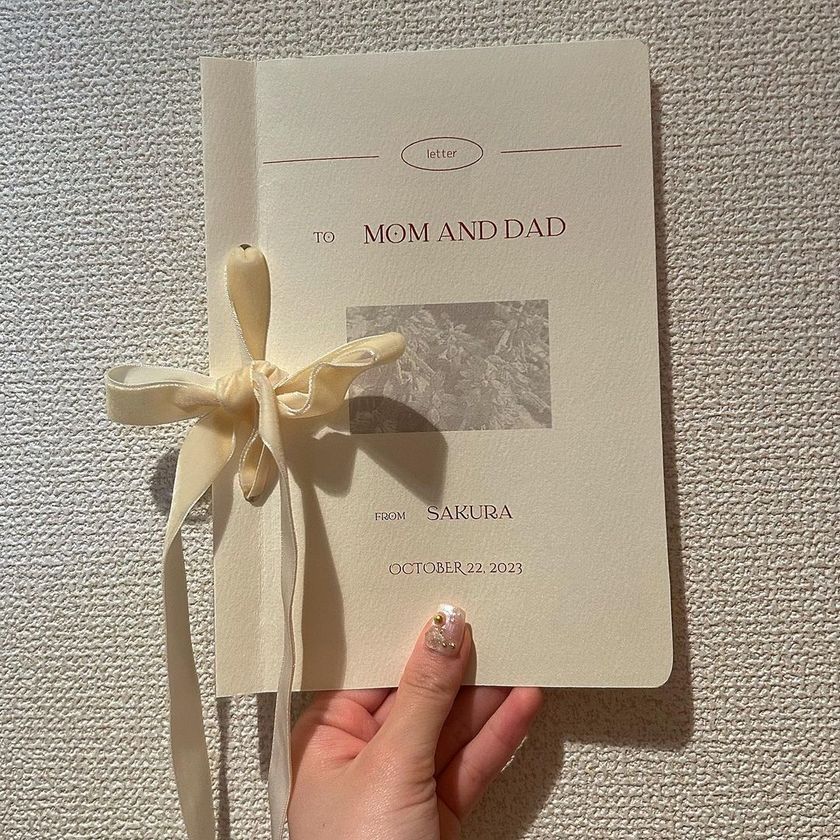 읽고 있는 모습도 귀여운♡ '신부의 편지'에 vow book 같은 대지를 붙이는 아이디어💌にて紹介している画像