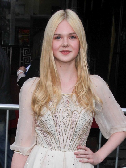 Translucent Beauty: Elle Fanning’s Dress Look is a Real-Life Princess!にて紹介している画像