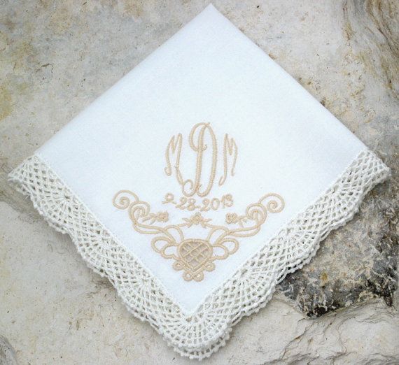 Essential Items for Girls: Adorable Handkerchief Decoration Ideas for Weddingsにて紹介している画像