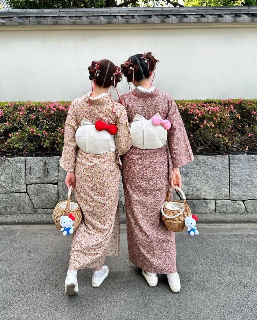 There is a tutorial video🎀 It's cute to tie the yukata obi in a "cat ear knot" and arrange it like Hello Kitty❤️にて紹介している画像